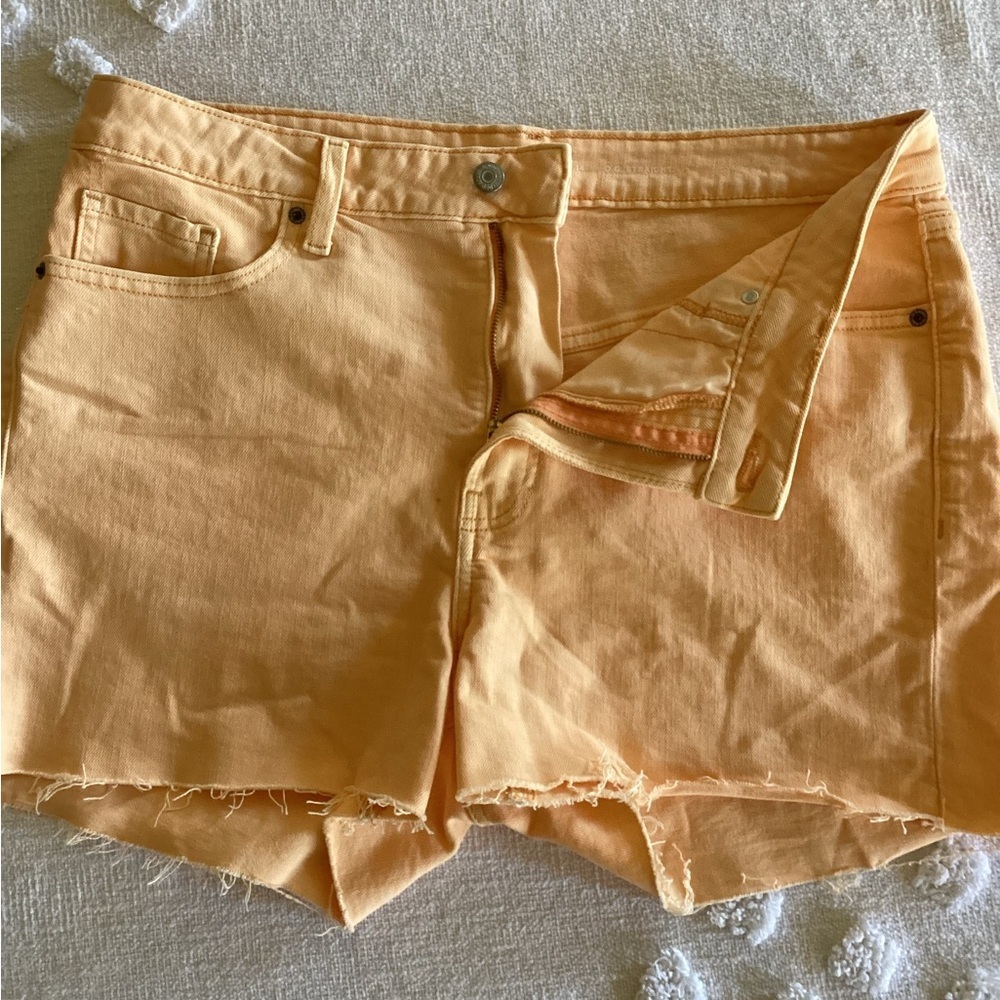 Old Navy O.G straight peach/ orange shorts-SZ 14
Waist 17.5”
Inseam 3”